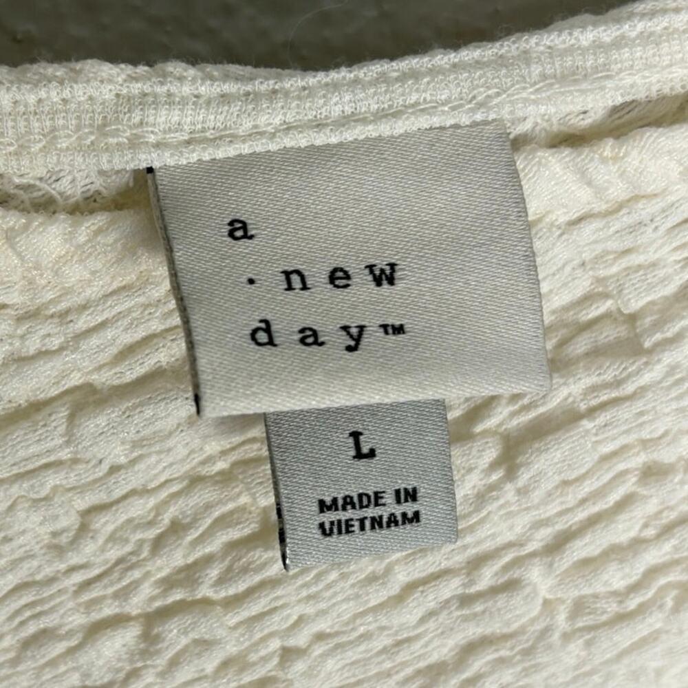 A New Day Size Large Textured Cream V-Neck Sleeveless Cotton Blend Tank Top - Picture 4 of 8
